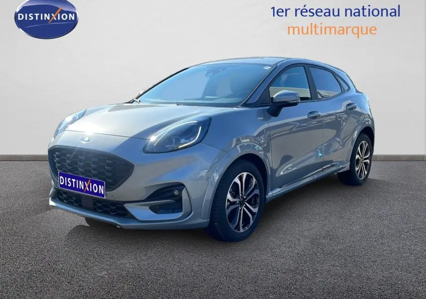 Ford Puma 2023 gris Solar Metal en 3/4 avant droit, finition ST-LINE X avec jantes alliage et calandre noire.