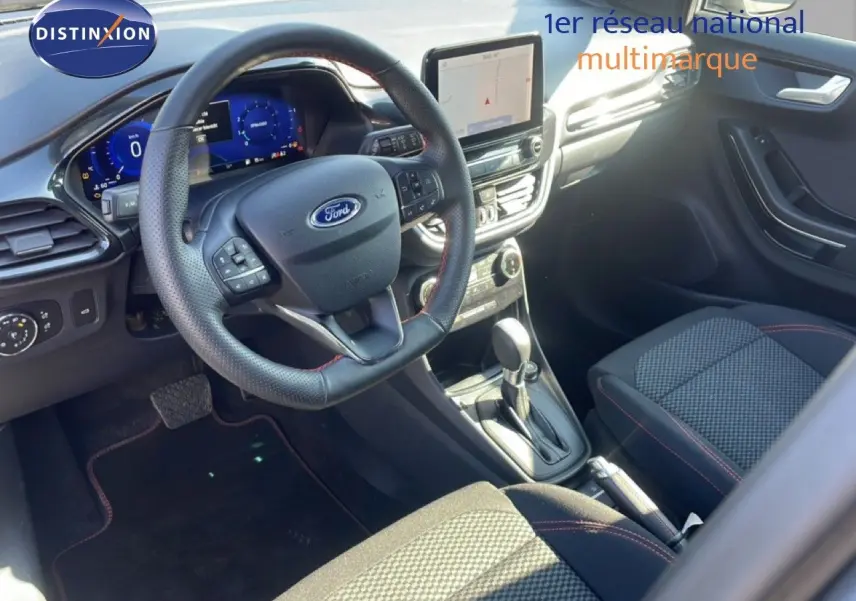 Vue intérieure côté conducteur du Ford Puma 2023, volant multifonction, tableau de bord numérique et console centrale avec écran tactile.