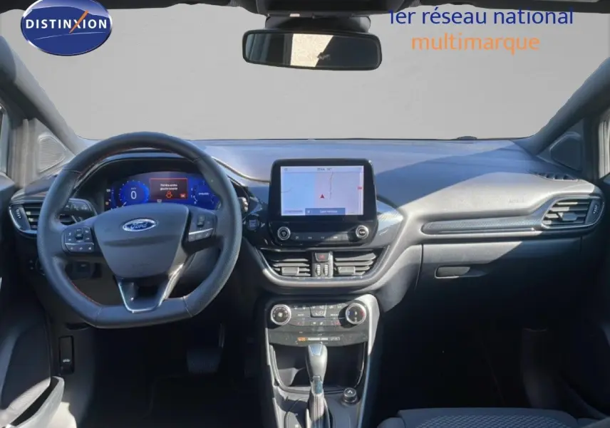 Vue intérieure frontale du tableau de bord et volant noir du Ford Puma gris Solar Metal avec écran tactile central et commandes climatisation.