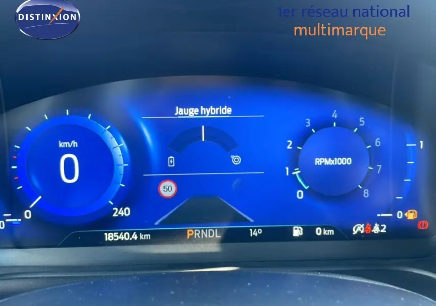 Tableau de bord numérique bleu du Ford Puma gris Solar Metal, affichant vitesse, compte-tours et jauge hybride.