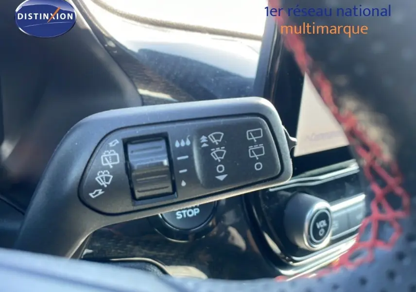 Gros plan sur la commande d’essuie-glace à gauche du volant dans l’habitacle du Ford Puma gris Solar Metal 2023.