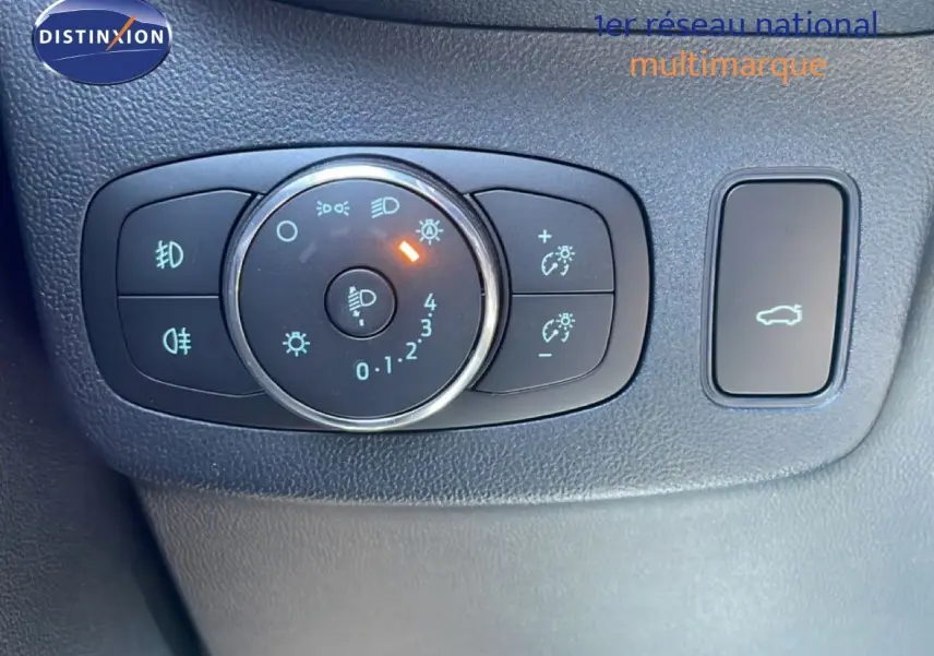 Gros plan sur les commandes d’éclairage et ouverture du coffre du Ford Puma 2023, intérieur noir texturé.