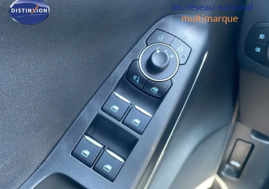 Gros plan sur les commandes des vitres et rétroviseurs côté conducteur d’un Ford Puma gris Solar Metal 2023.