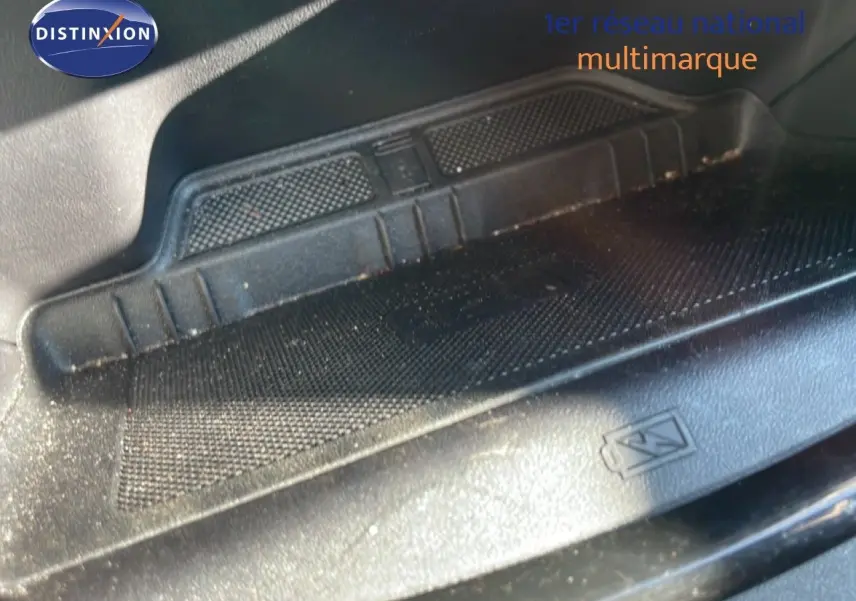 Détail du tapis de sol noir avec symbole de recharge sans fil dans un Ford Puma gris Solar Metal 2023.