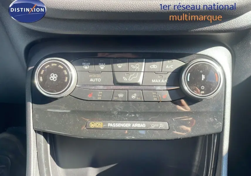 Vue rapprochée de la console centrale noire du Ford Puma 2023, montrant les commandes de climatisation et ventilation.