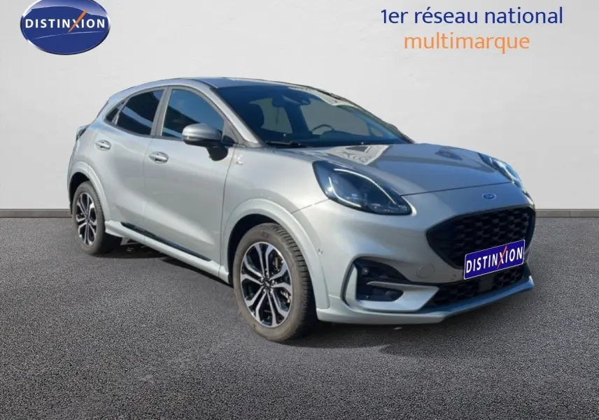 Ford Puma gris Solar Metal en vue 3/4 avant droit, avec calandre noire et jantes alliage bicolores.