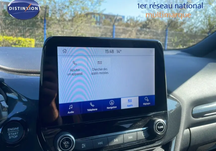 Écran tactile central du tableau de bord du Ford Puma 2023, avec commandes audio et bouton start/stop visibles.