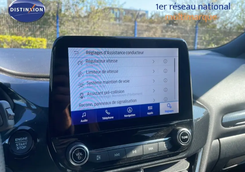 Écran tactile central du Ford Puma 2023 montrant les réglages d’assistance conducteur dans un intérieur noir.