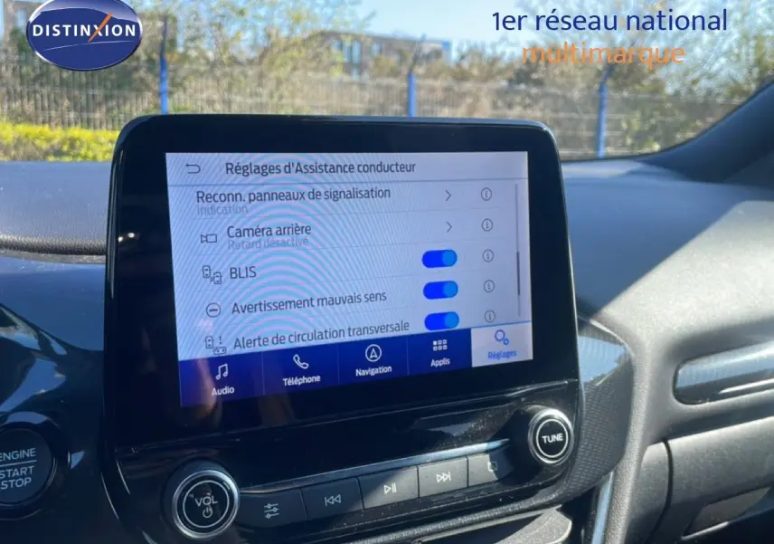 Écran tactile central du Ford Puma 2023 montrant les réglages d'assistance conducteur, intérieur noir.