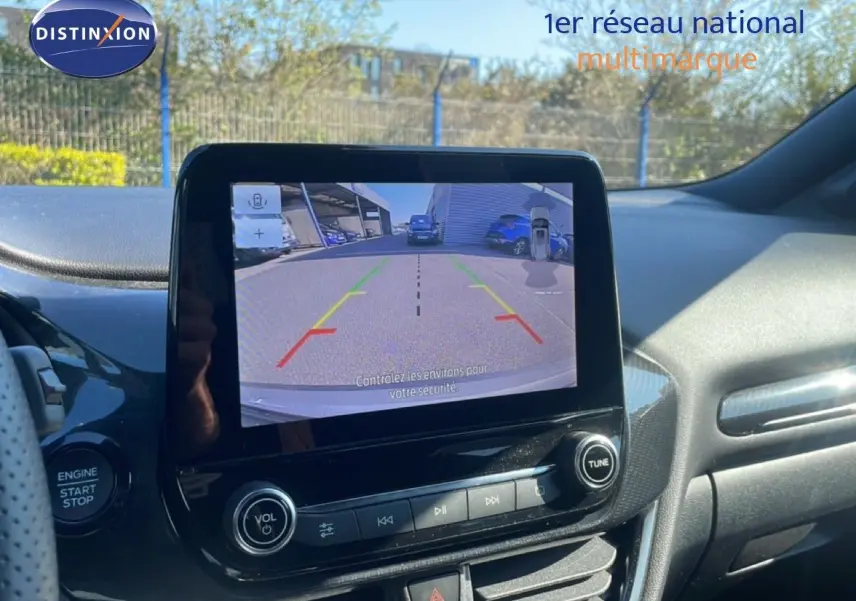 Vue rapprochée de l’écran central du Ford Puma 2023 montrant la caméra de recul avec l’habitacle noir en arrière-plan.