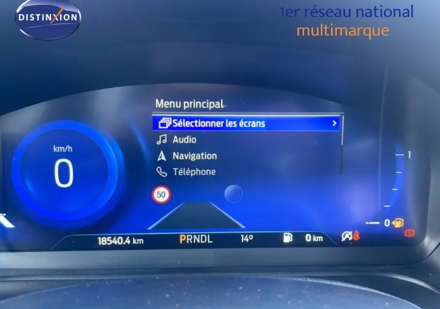 Tableau de bord numérique du Ford Puma gris Solar Metal, affichant le menu principal et la vitesse à 0 km/h.
