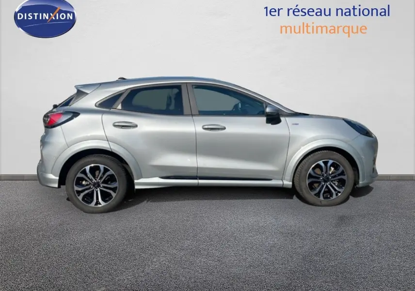 Vue latérale droite d'un Ford Puma gris Solar Metal 2023 avec jantes noires et détails sportifs ST-Line X.