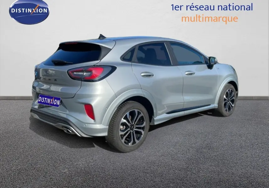 Vue 3/4 arrière droite d'un Ford Puma gris Solar Metal avec jantes noires et détails sportifs ST-Line X.