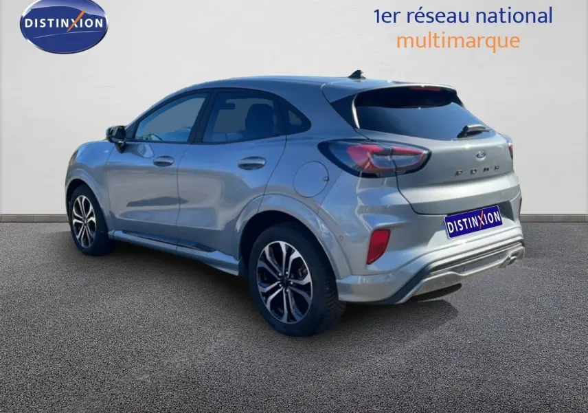 Vue 3/4 arrière droite d'un Ford Puma gris Solar Metal avec jantes alliage et feux arrière LED.