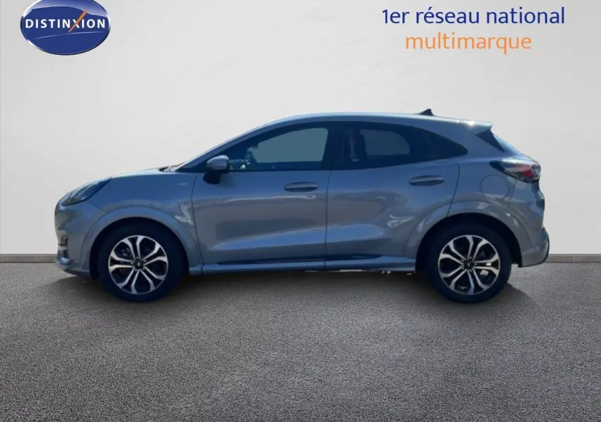 Profil droit du Ford Puma gris Solar Metal 2023, avec jantes alliage et lignes dynamiques visibles.