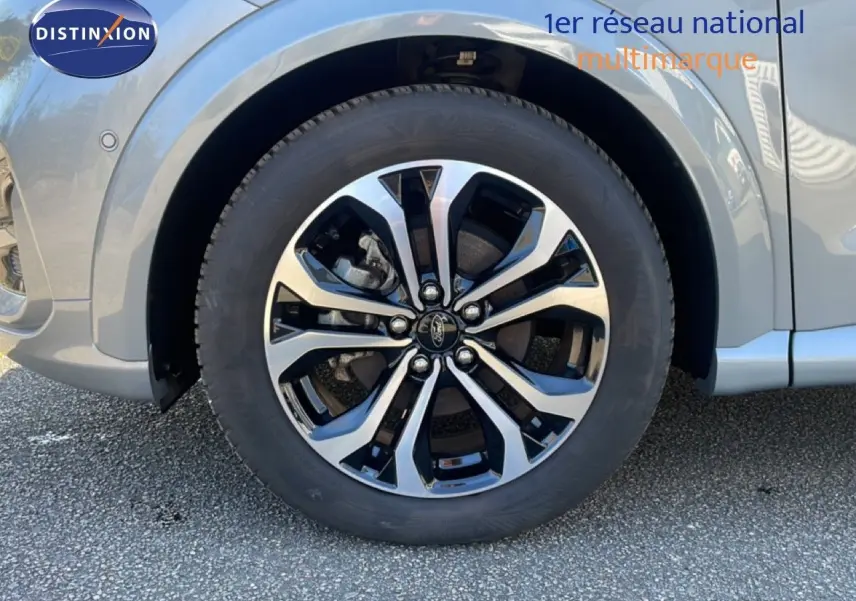 Gros plan sur la roue avant gauche du Ford Puma gris Solar Metal avec jante alliage bicolore.