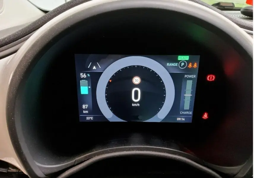 Gros plan sur l’avant droit blanc de la FIAT 500 électrique, mettant en valeur le phare rond et la jante alu stylisée.