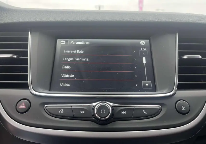 Écran tactile central du système multimédia de l'Opel Crossland 2022 avec commandes intégrées et ventilation latérale.