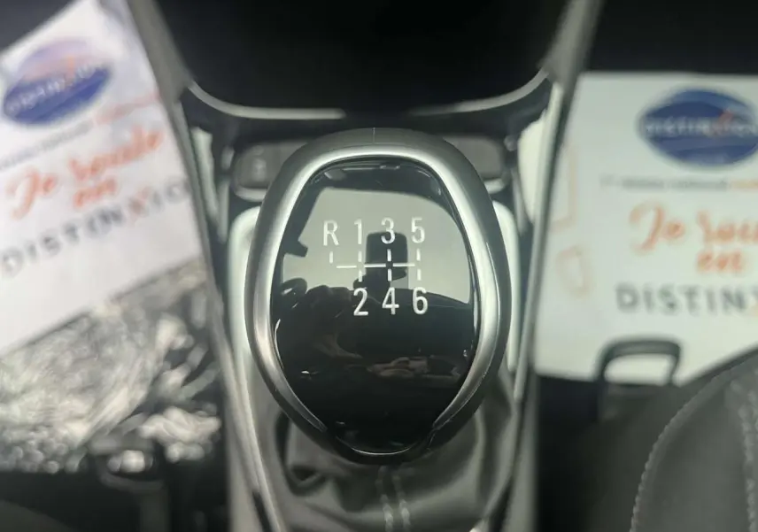 Le levier de vitesses manuel de l'Opel Crossland rouge, vue rapprochée centrée sur la commande à six rapports.