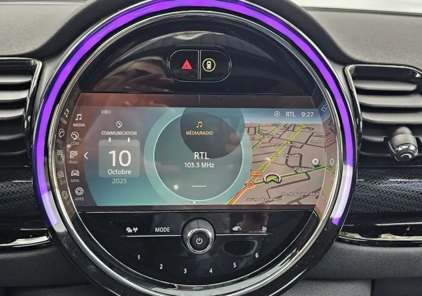 Tableau de bord de MINI Cooper S Clubman 2022 avec écran central rond affichant navigation et radio, ambiance lumineuse violette.