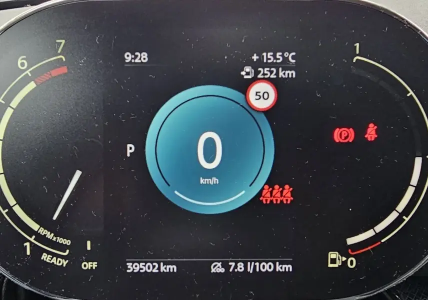 Tableau de bord numérique de MINI Cooper S Clubman grise, affichant vitesse zéro, 39 502 km et jauge essence vide.