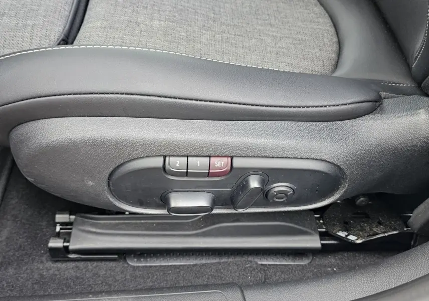 Réglages électriques du siège conducteur en cuir et tissu gris dans une MINI Cooper S Clubman 2022.
