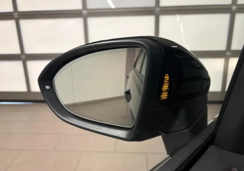 Rétroviseur extérieur droit noir intense nacré du Volkswagen Touran 2024 avec clignotant intégré allumé.