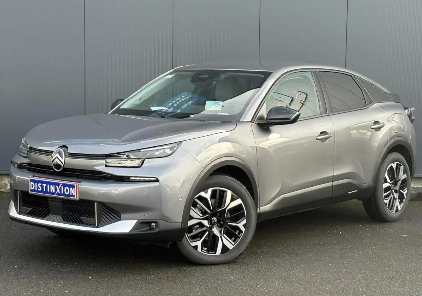 Citroën C4 Hybrid gris Mercury en 3/4 avant droit avec jantes alliage diamantées et rétroviseurs noirs.