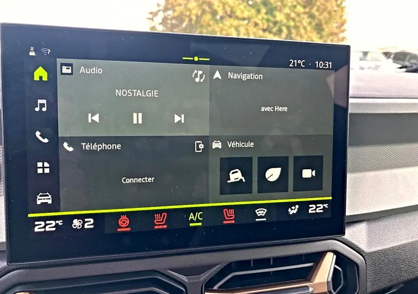 Écran tactile central du tableau de bord du Dacia Bigster 2025, affichant audio, navigation et climatisation.