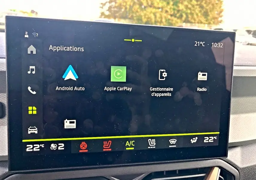Écran tactile central du tableau de bord du Dacia Bigster 2025 affichant les applications et la climatisation.