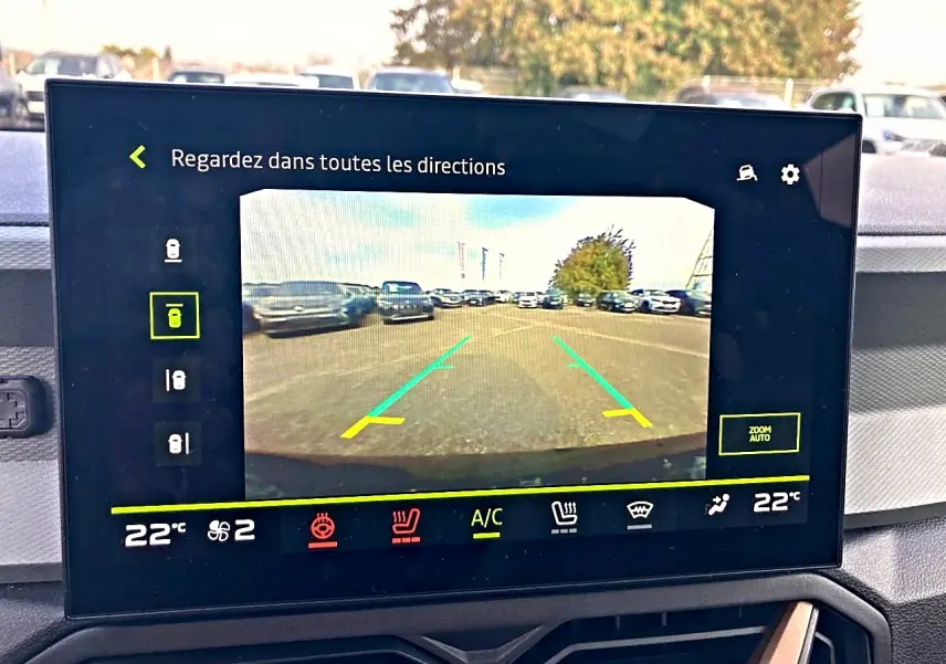Écran tactile intérieur montrant la caméra de recul du Dacia Bigster noir, avec vue arrière sur un parking.
