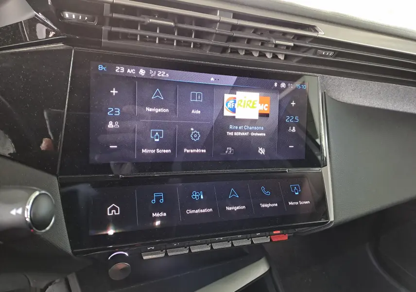 Vue rapprochée de l'écran tactile central et de la console multimédia de la Peugeot 308 blanche Okenite, version 2024.