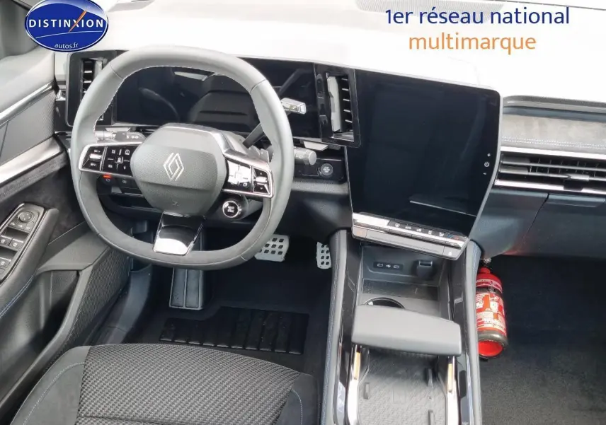 Intérieur du Renault Austral 2025, vue du poste de conduite avec volant multifonction et grand écran tactile central.
