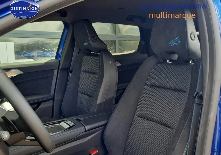 Intérieur du Renault Austral 2025 bleu iron, vue côté conducteur sur sièges sport avec logo Alpine brodé en bleu.