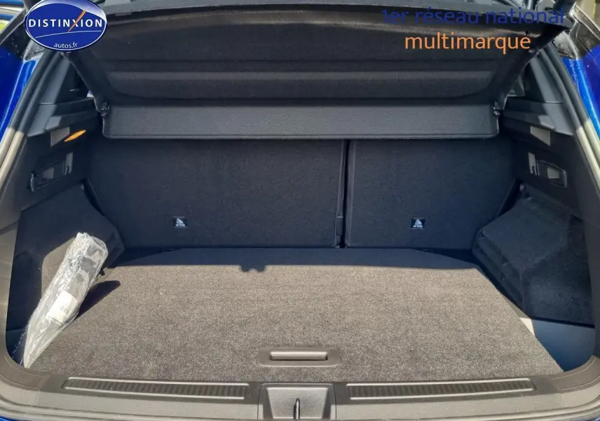 Coffre ouvert du Renault Austral 2025 bleu iron, montrant un espace de chargement propre et bien agencé.