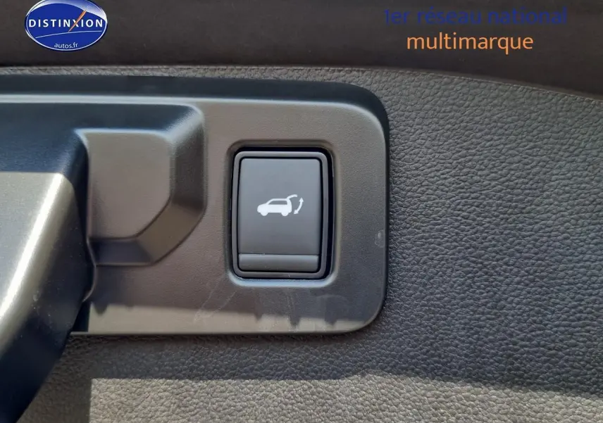 Bouton d'ouverture du hayon motorisé sur panneau intérieur noir du Renault Austral Bleu Iron 2025.