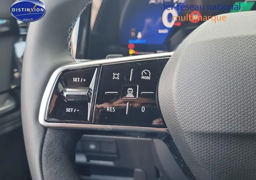 Gros plan sur les commandes au volant côté gauche du Renault Austral Bleu Iron 2025 hybride full hybrid 200 techno esprit alpine