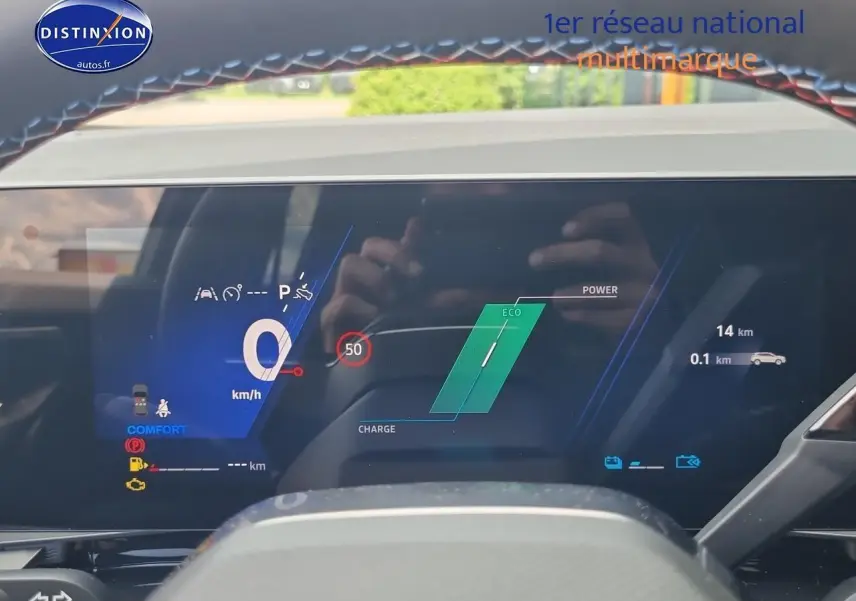 Tableau de bord numérique du Renault Austral 2025 en vue frontale, affichant vitesse et mode éco.
