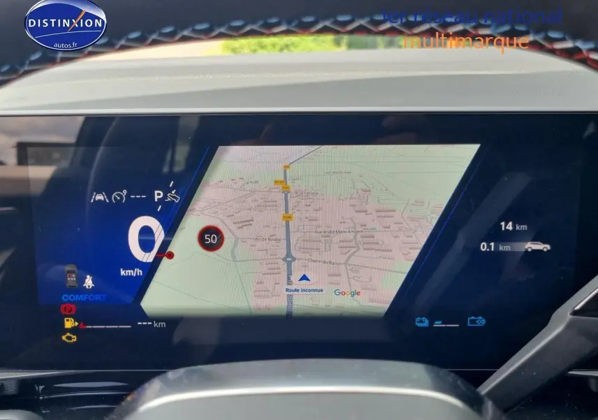 Tableau de bord numérique du Renault Austral 2025 affichant la navigation GPS et l'indicateur de vitesse à l'arrêt.
