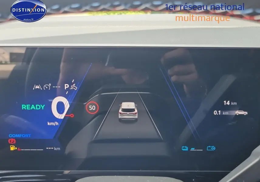 Tableau de bord numérique du Renault Austral 2025 affichant la vitesse, la limite à 50 km/h et l'assistance au maintien de voie.