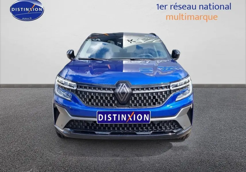 Vue frontale d'un Renault Austral 2025 bleu iron avec calandre noire et logo Renault proéminent.