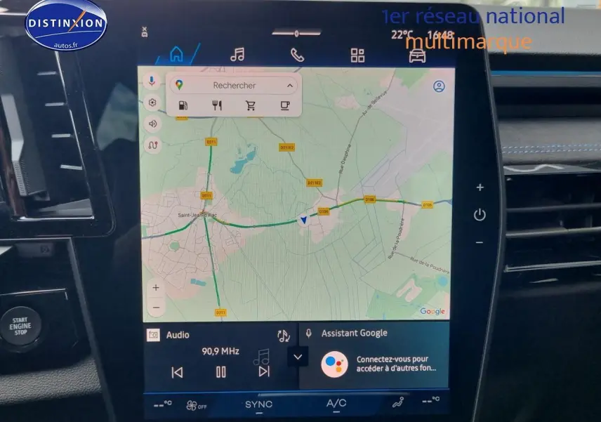Écran tactile central du tableau de bord du Renault Austral Bleu Iron affichant la navigation GPS et commandes multimédia.