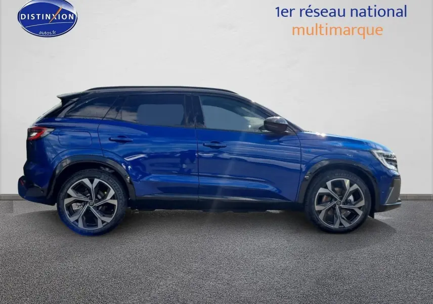 Profil côté gauche du Renault Austral 2025 bleu iron avec jantes alu et toit noir contrasté sur fond clair.