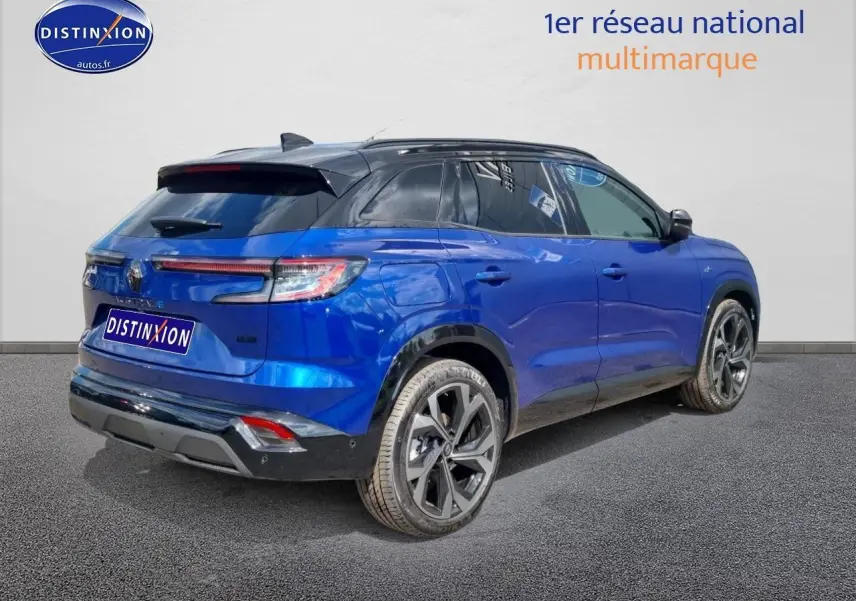 Renault Austral bleu iron en 3/4 arrière droit, avec toit noir et jantes alliage distinctives.