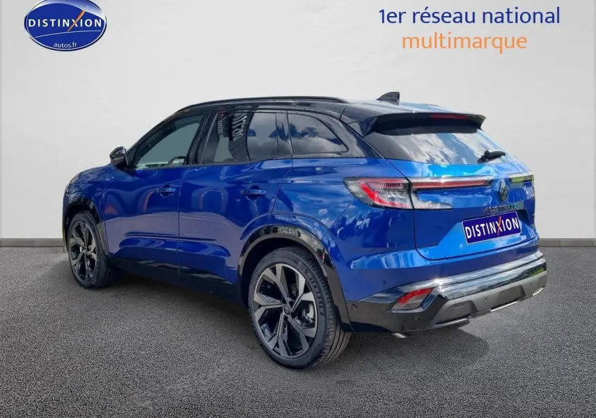 Vue 3/4 arrière droite du Renault Austral 2025 bleu iron avec jantes alu et toit noir brillant