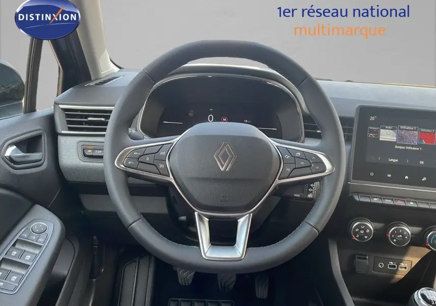 Vue intérieure centrée sur le volant et le tableau de bord de la Renault Clio gris schiste métal 2025, version diesel.