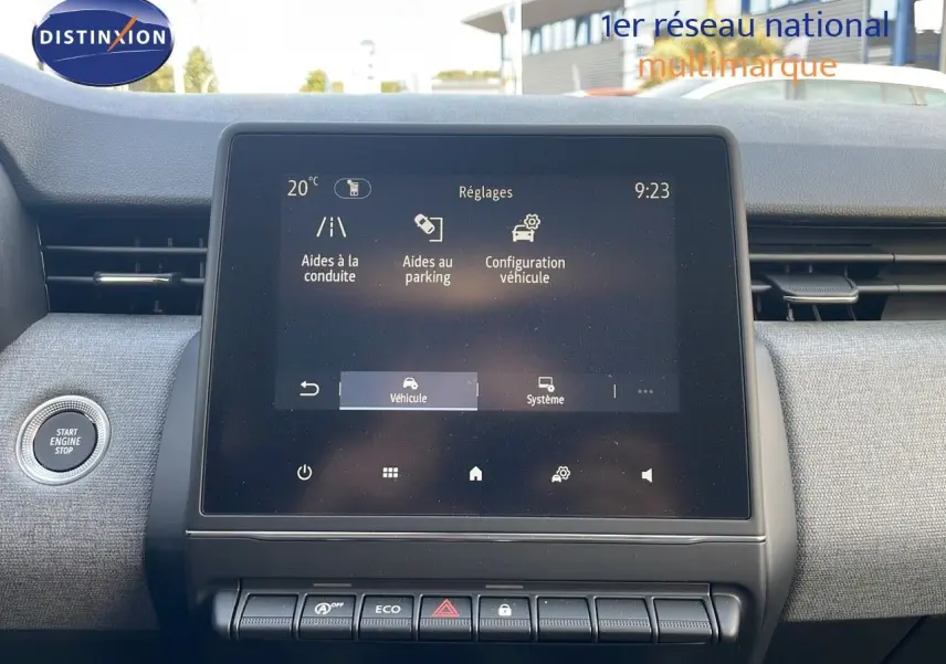 Écran tactile central avec menu de réglages, bouton start/stop et tableau de bord tissu gris dans Renault Clio 2025.