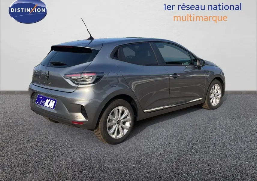 Renault Clio 1.5 DCI 100ch Evolution gris schiste métal vue 3/4 arrière côté droit sur fond neutre.