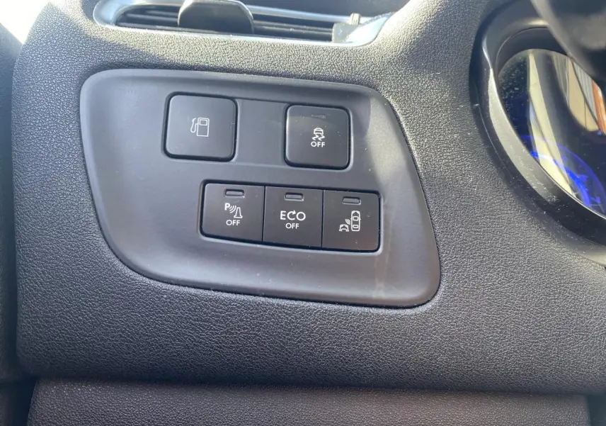 Gros plan sur les boutons de commande côté gauche du tableau de bord d'une Citroën C4 gris platinium, 2017.