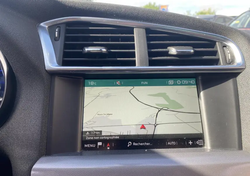 Écran tactile du système de navigation Citroën C4 Shine 2017, affichant une carte sous les aérateurs centraux.